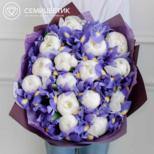 Букет из 15 белых пионов Premium и 26 синих ирисов в сиреневой пленке