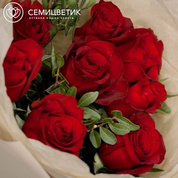 Букет из 9 красных роз Ever Red 40 см с фисташкой