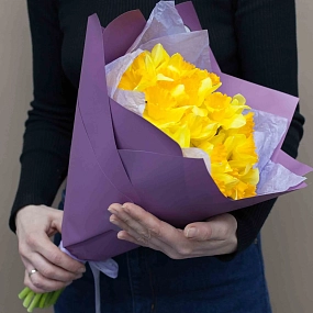 Букет из 25 нарциссов в сиреневой пленке