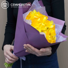 Букет из 25 нарциссов в сиреневой пленке