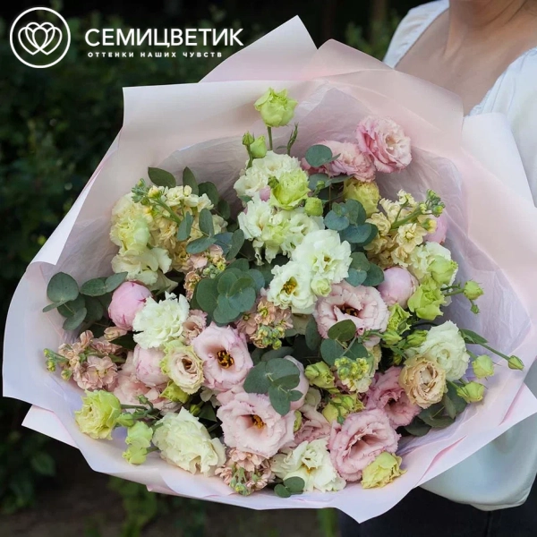 Букет из лизиантусов с маттиолой и пионами