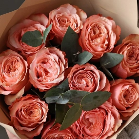 Букет из 11 персиковых пионовидных роз Kahala 50 см (Эквадор) с эвкалиптом