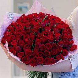 Букет цветов для тещи  из 101 красной розы 40 см (Кения) в розовой пленке