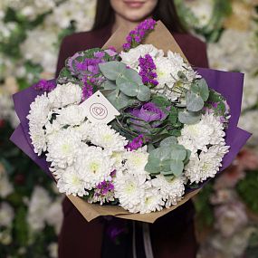 Букет из 5 кустовых хризантем с брассикой в упаковке