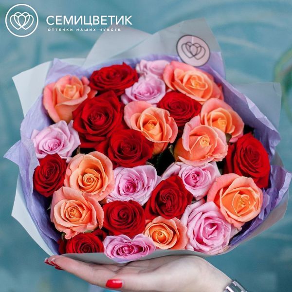 Букет из 25 красных, оранжевых и нежно-розовых роз 35-40 см (Россия) в голубой пленке