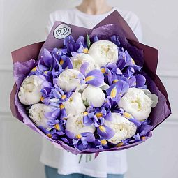 Букет из 10 белых пионов Premium и 15 синих ирисов