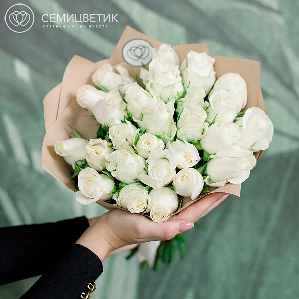 Букет из 25 белых роз 40 см (Кения) Premium в дизайнерской пленке