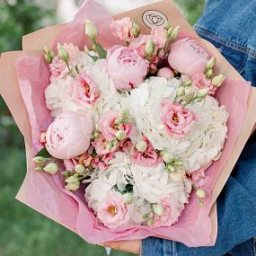 Букет из 3 белых гортензий, 3 розовых пионов Premium и 5 розовых лизиантусов в кремовой пленке