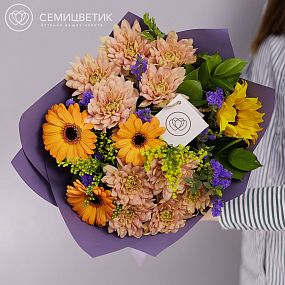 Букет из гербер, подсолнуха и кустовых хризантем в сиреневой пленке