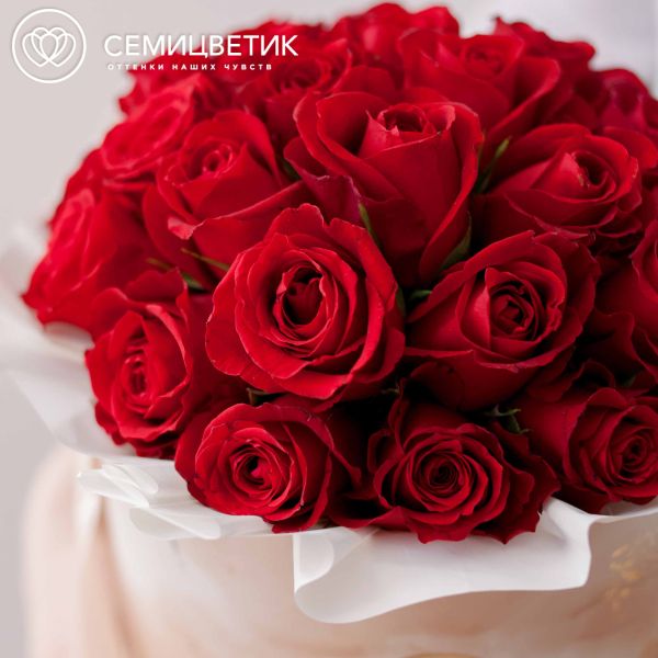 Букет в бежевой шляпной коробке Amour Mini из 31 красной розы (Кения)