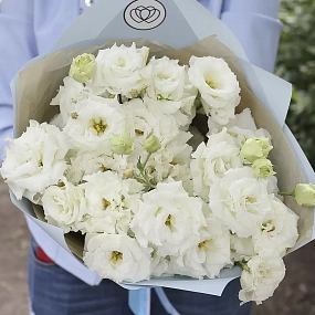 Букет из 15 белых махровых лизиантусов в голубой пленке