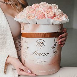Букет в бежевой шляпной коробке Amour из 35 нежно-розовых пионовидных роз Swan Grace