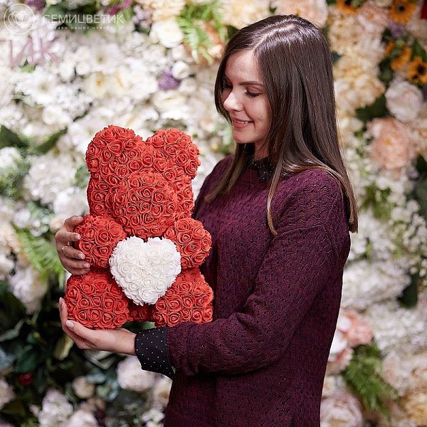 Мишка из роз красный с белым сердечком 40 см