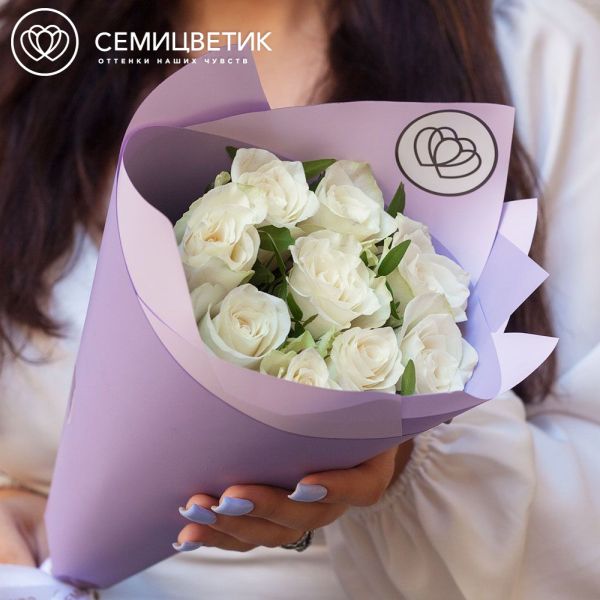 Букет из 9 белых роз 40 см (Кения) с фисташкой в сиреневой пленке