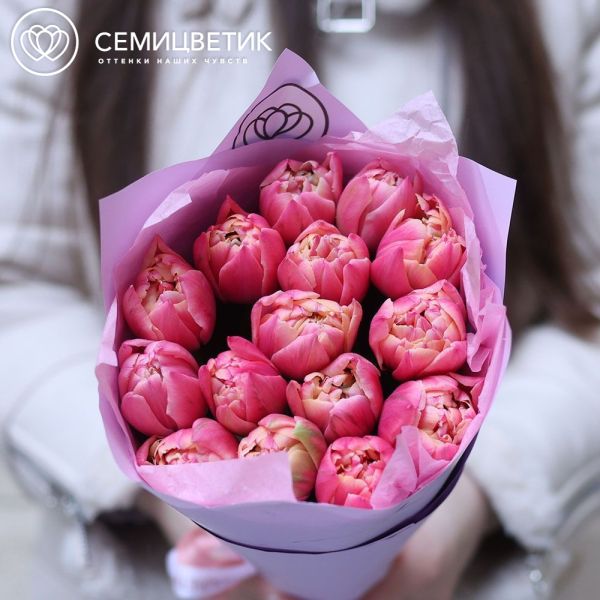 Букет из 15 розовых пионовидных тюльпанов в сиреневой пленке