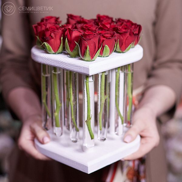 Композиция Сердце из 15 красных роз в пробирках