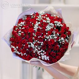 Букет из 101 красной кенийской розы Standart и гипсофилы