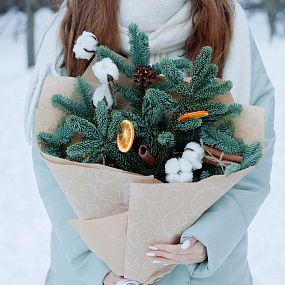 Букет из ели, хлопка и апельсинов с шишками