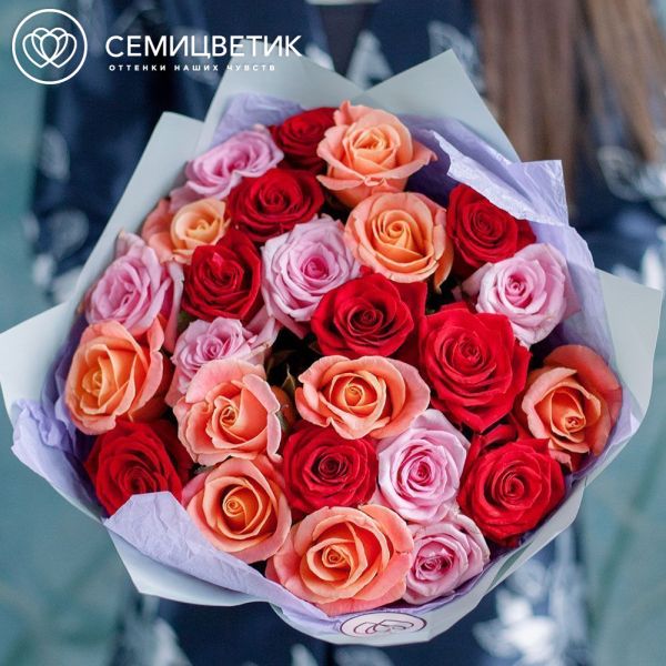Букет из 25 красных, оранжевых и нежно-розовых роз 35-40 см (Россия)