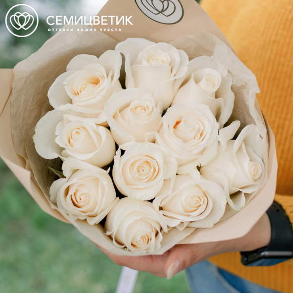 Букет из 11 белых роз Vendela 60 см (Эквадор) в кремовой пленке