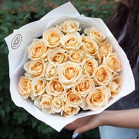 Букет из 25 кремовых роз 60 см (Россия) в кремовой пленке