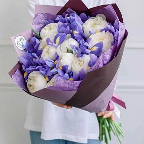 Букет из 10 белых пионов Premium и 15 синих ирисов в сиреневой пленке