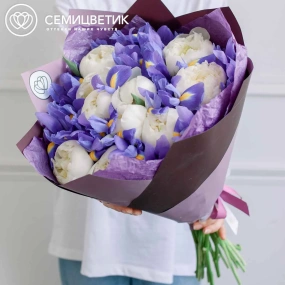 Букет из 10 белых пионов Premium и 15 синих ирисов в сиреневой пленке