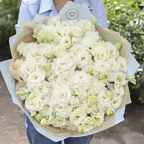Букет из 51 белого махрового лизиантуса в голубой пленке