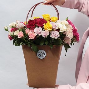 Композиция из 25 кустовых роз микс в сумочке