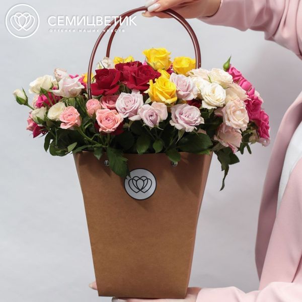 Композиция из 25 кустовых роз микс в сумочке