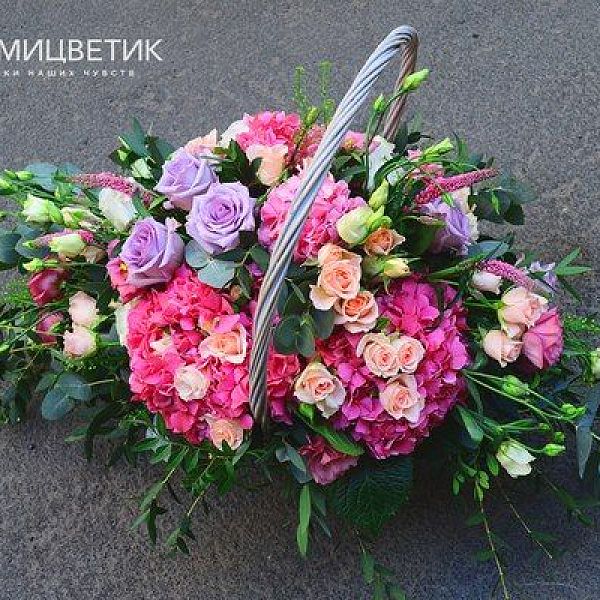 Композиция из гортензии, лизиантуса и розы кустовой