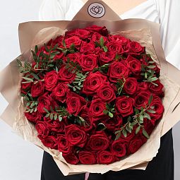 Букет из 51 красной розы 35-40 см (Россия) с фисташкой