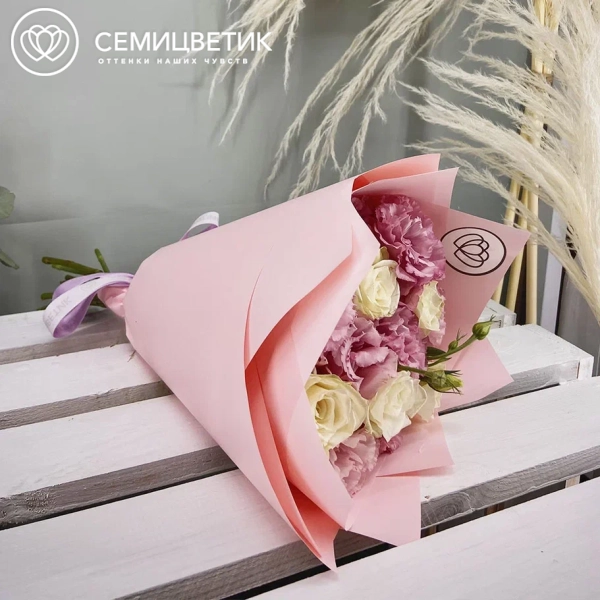 Букет из 5 белых роз 40 см (Кения) и 3 розовых лизиантусов в розовой пленке