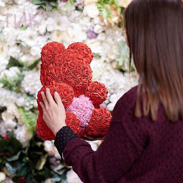 Мишка из роз красный с розовым сердечком 40 см