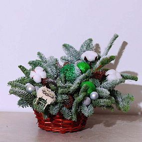 Новогодняя композиция в зеленых тонах с санями