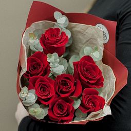 Букет из 7 красных роз Freedom 50 см (Эквадор) с эвкалиптом