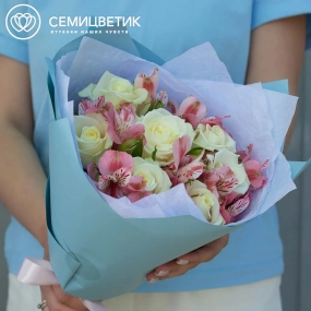 Букет из 7 белых роз 35-40 см (Россия) и 4 розовых альстромерий в голубой пленке