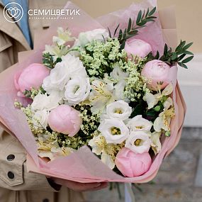 Букет из пионов, лизиантуса и лимониума в кремовой пленке