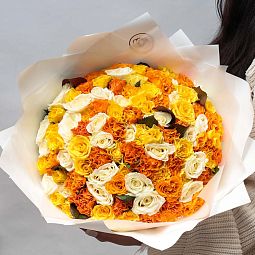 Букет из 101 оранжевой, желтой и белой розы 35-40 см (Россия) в матовой пленке
