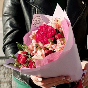 Букет из 7 бордовых пионов и 8 альстромерий в розовых тонах