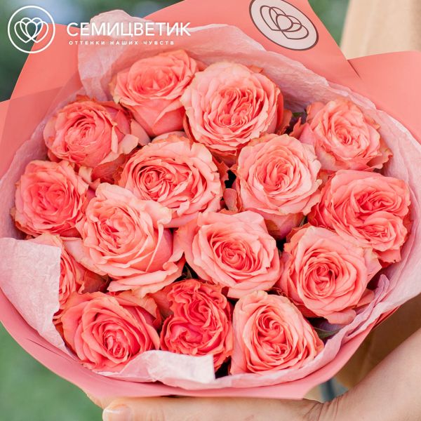 Букет из 15 кораллово-розовых пионовидных роз Wild Love 40 см (Эквадор)