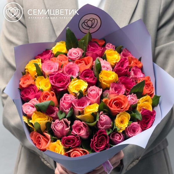 Букет из 51 розы микс (Кения) 35-40 см в сиреневой пленке