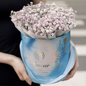 Мини-букет  в голубой шляпной коробке Amour Mini из 7 сиреневых гипсофил