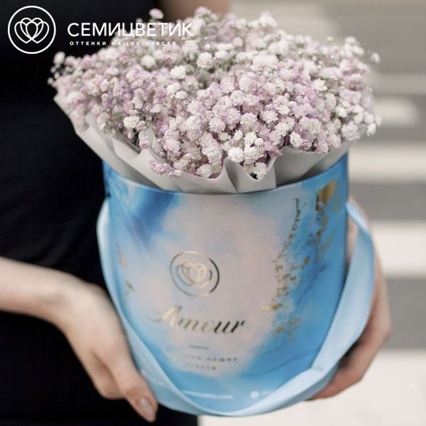 Букет в голубой шляпной коробке Amour Mini из 7 сиреневых гипсофил