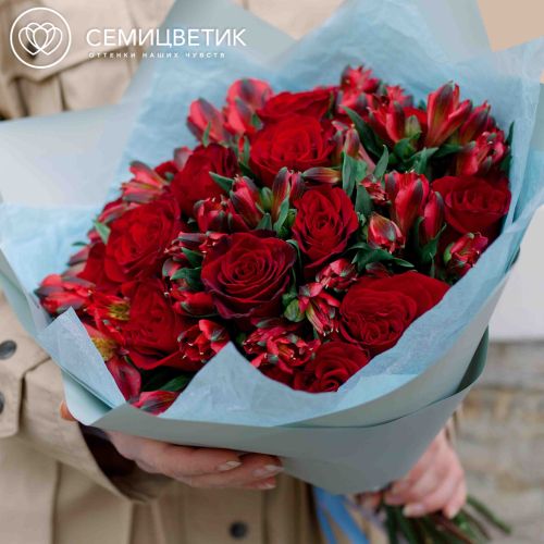 Букет из 15 красных с темной каймой роз (Россия) и 10 красных альстромерий