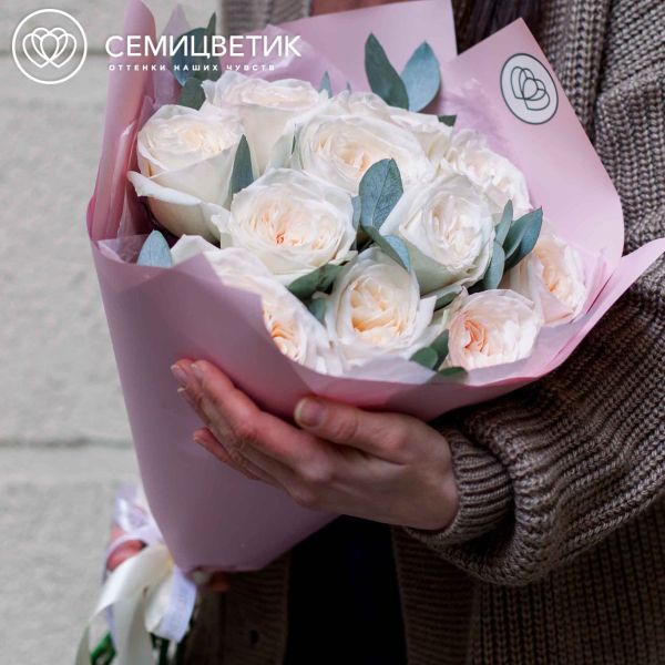 Букет из 11 белых пионовидных роз White O'Hara 40 см с эвкалиптом