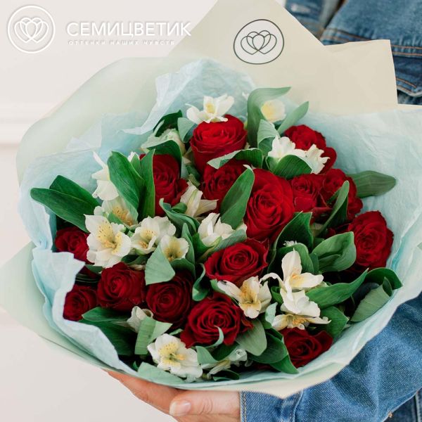 Букет из 15 красных роз 30 см (Кения) и 7 белых альстромерий