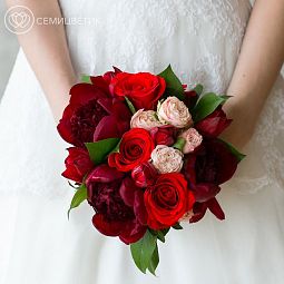Свадебный букет из пионов, роз и тюльпанов