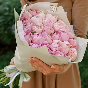 Букет из 25 розовых пионов Premium в зеленой пленке