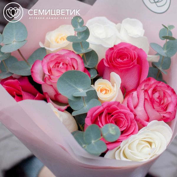 Букет из 11 роз 50 см нежный микс (Эквадор) с эвкалиптом